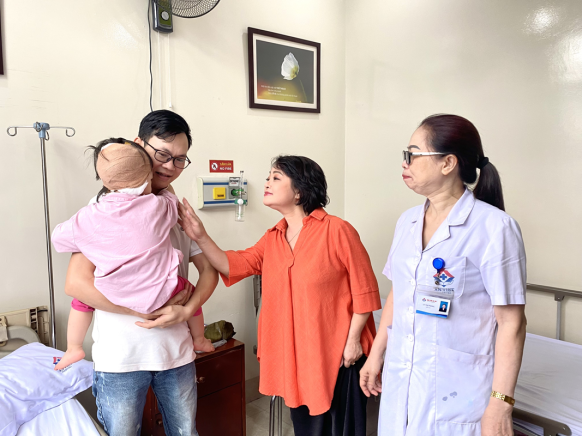 Nghệ sĩ Trà My cùng bác sĩ bệnh viện An Việt đi buồng thăm bệnh