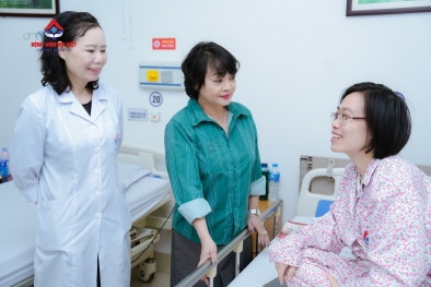 Giám đốc bệnh viện An Việt PGS TS Nguyễn Thị Hoài An cùng nghệ sĩ Trà My đi buồng thăm hỏi từng bệnh nhân